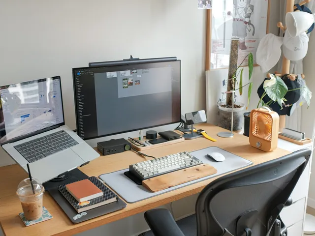 Espace de travail avec ordinateur portable, illustration